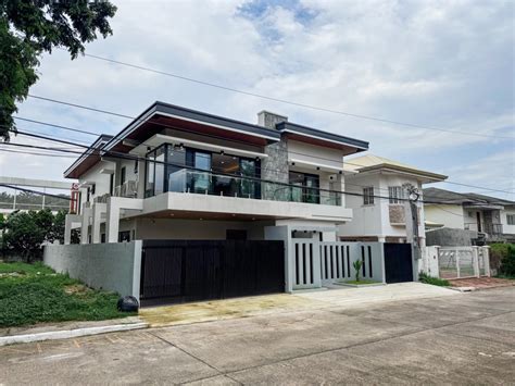 House and Lots in Tierra Nueva Village .